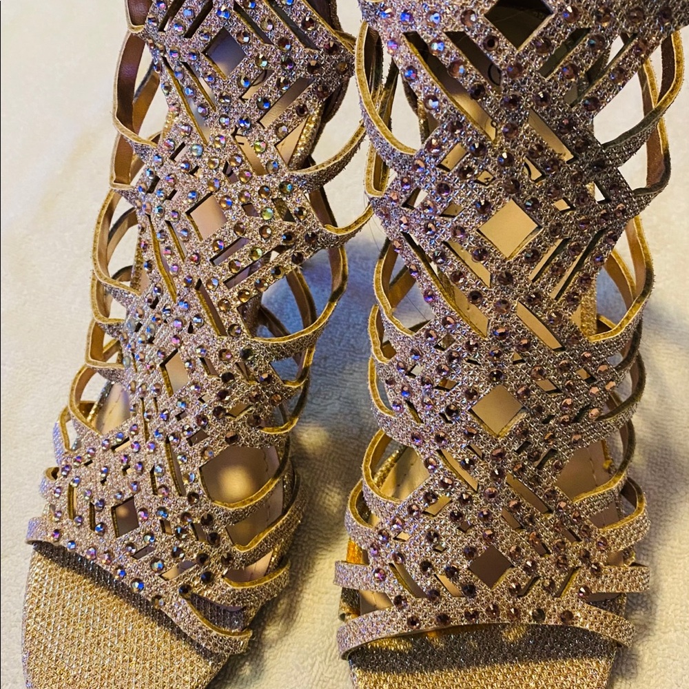 Brand New Spectacular Heels By ROGUE - Size 9 - Box 49
